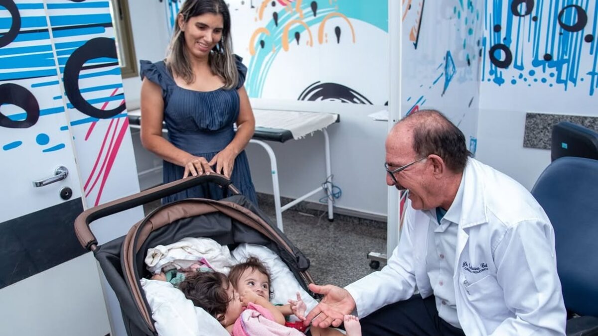 Gêmeas siamesas Kiraz e Aruna são internadas em Goiânia para cirurgia de separação (Foto: Divulgação)